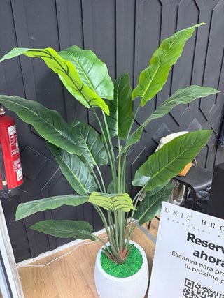 Planta artificial grande hojas verdes