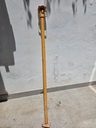 Puntal de obra amarillo