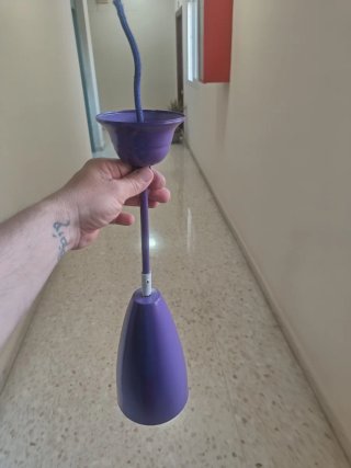 Lámpara colgante morada y sobre mesa...las dos 10€