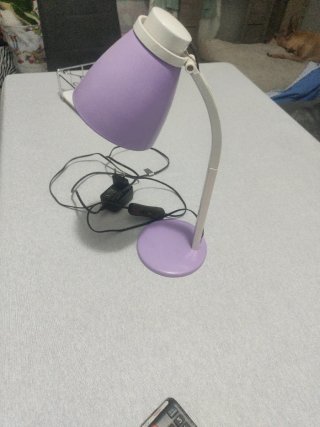 Lámpara colgante morada y sobre mesa...las dos 10€