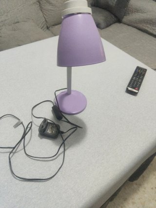Lámpara colgante morada y sobre mesa...las dos 10€