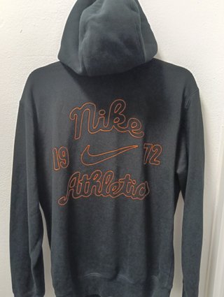Sudadera Nike con cremallera y parche
