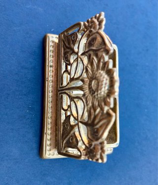 Portasellos metálico vintage. Tapa con formas flor