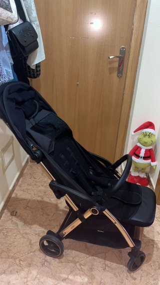 Silla de paseo Kikka Boo negra y dorada