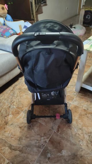 Silla de paseo Kikka Boo negra y dorada
