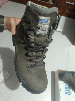 Botas de montaña BESTARD 1 de hombre y 1 de mujer
