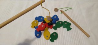 Juego de pesca de madera con peces de colores