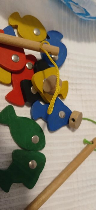 Juego de pesca de madera con peces de colores