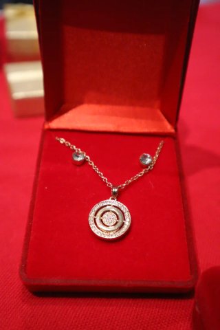 Conjunto de joyas plateado en caja roja