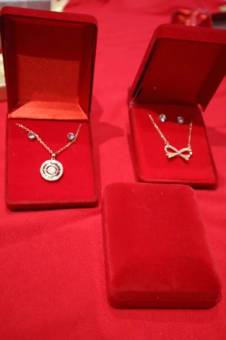 Conjunto de joyas plateado en caja roja
