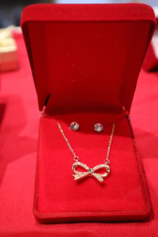 Conjunto de joyas plateado en caja roja