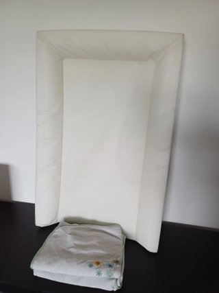 Cambiador para bebe de IKEA con sus 2 fundas.