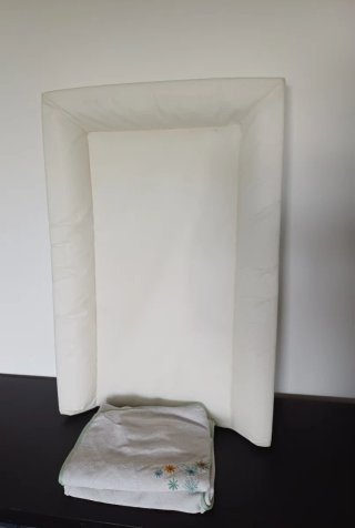 Cambiador para bebe de IKEA con sus 2 fundas.
