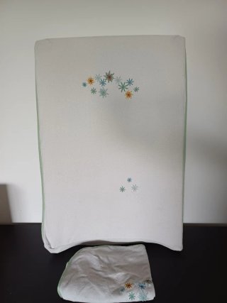 Cambiador para bebe de IKEA con sus 2 fundas.