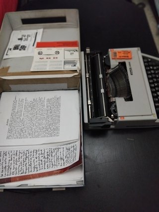 Máquina de escribir Olivetti DORA
