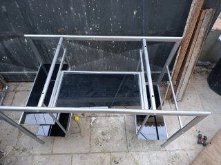 Mesa de cristal y metal