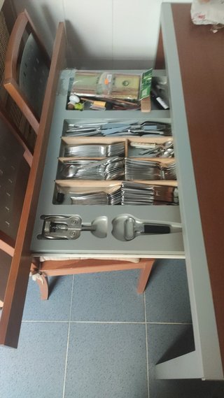 Mesa de comedor y conjunto dé muebles modular