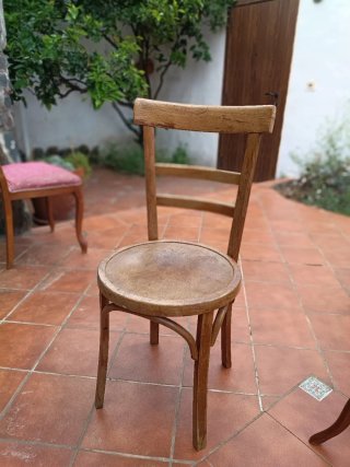 Silla antigua de madera