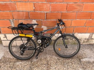 Bicicleta con motor tipo ciclomotor