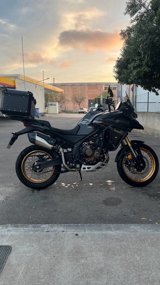 Voge 625 DSX Negra y Dorada