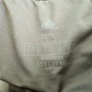 Pantalones cortos de running Adidas grises.