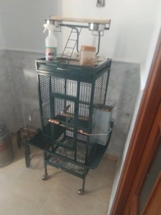 Jaula para loros verde y plateada