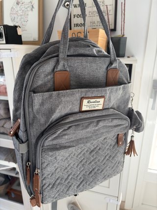 Mochila bebé y cambiador gris