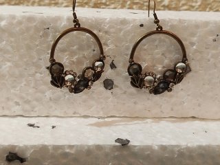 Pendientes circulares dorados y grises