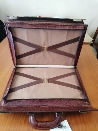 Maletín, attaché, cartera de piel grabada marrón
