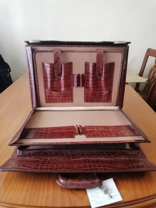 Maletín, attaché, cartera de piel grabada marrón