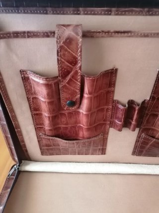 Maletín, attaché, cartera de piel grabada marrón