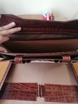 Maletín, attaché, cartera de piel grabada marrón