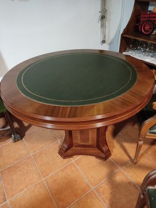 Mesa redonda tapete verde y 4 butacas en madera