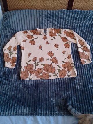 Lote 2 suéteres: naranja y floral