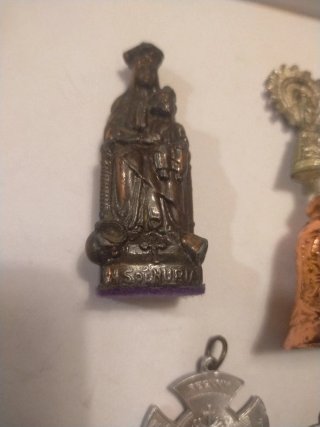 Lote religioso: Virgen, campana, cruces y más