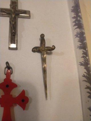 Lote religioso: Virgen, campana, cruces y más