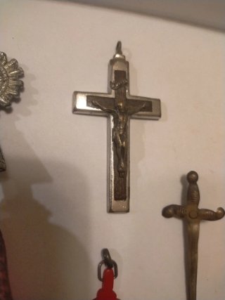 Lote religioso: Virgen, campana, cruces y más