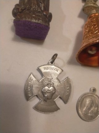 Lote religioso: Virgen, campana, cruces y más