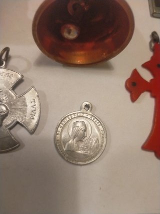 Lote religioso: Virgen, campana, cruces y más