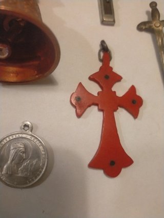 Lote religioso: Virgen, campana, cruces y más
