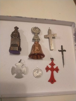 Lote religioso: Virgen, campana, cruces y más