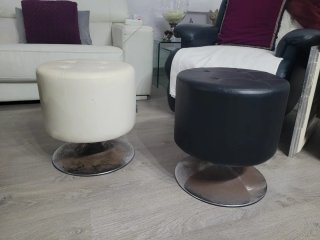 Taburetes bajos negros y blancos