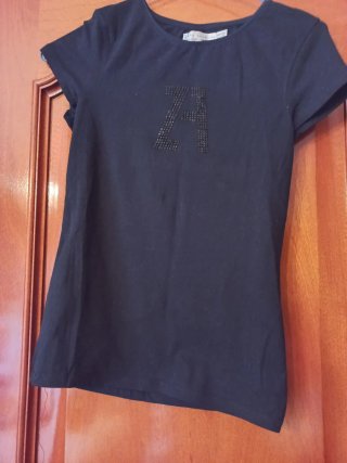 Camiseta Zara con letras brillantes