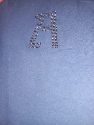 Camiseta Zara con letras brillantes