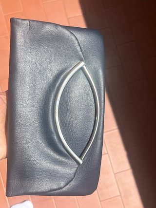 Pochette blu vintage con dettaglio metallico