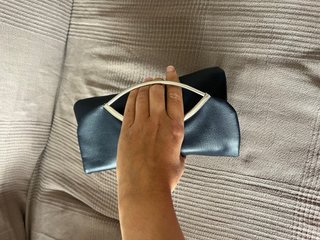 Pochette blu vintage con dettaglio metallico