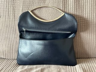 Pochette blu vintage con dettaglio metallico