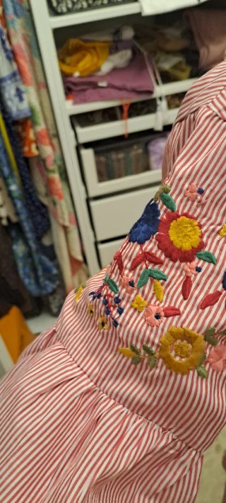 Vestido estampado rayas y flores bordadas