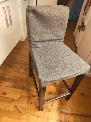 Cuatro taburetes altos de Ikea modelo Bergmund