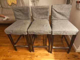 Cuatro taburetes altos de Ikea modelo Bergmund